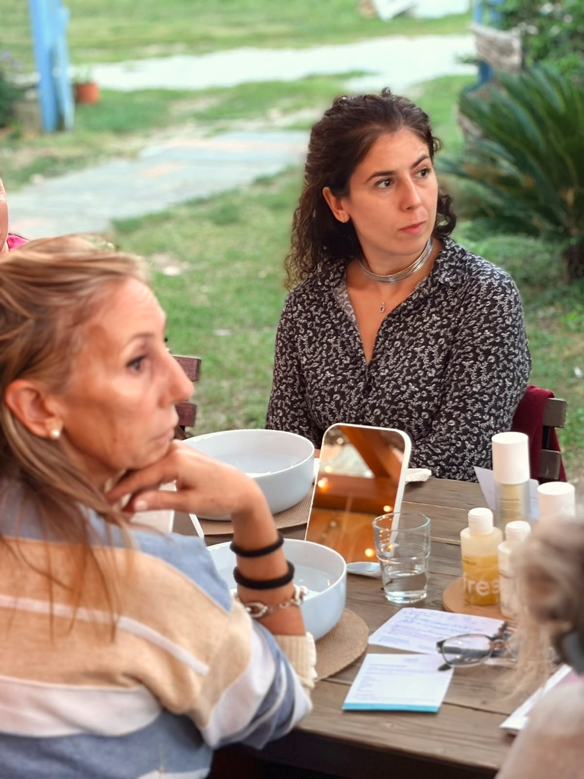 Ospiti attente al tavolo, con i prodotti freschi da provare